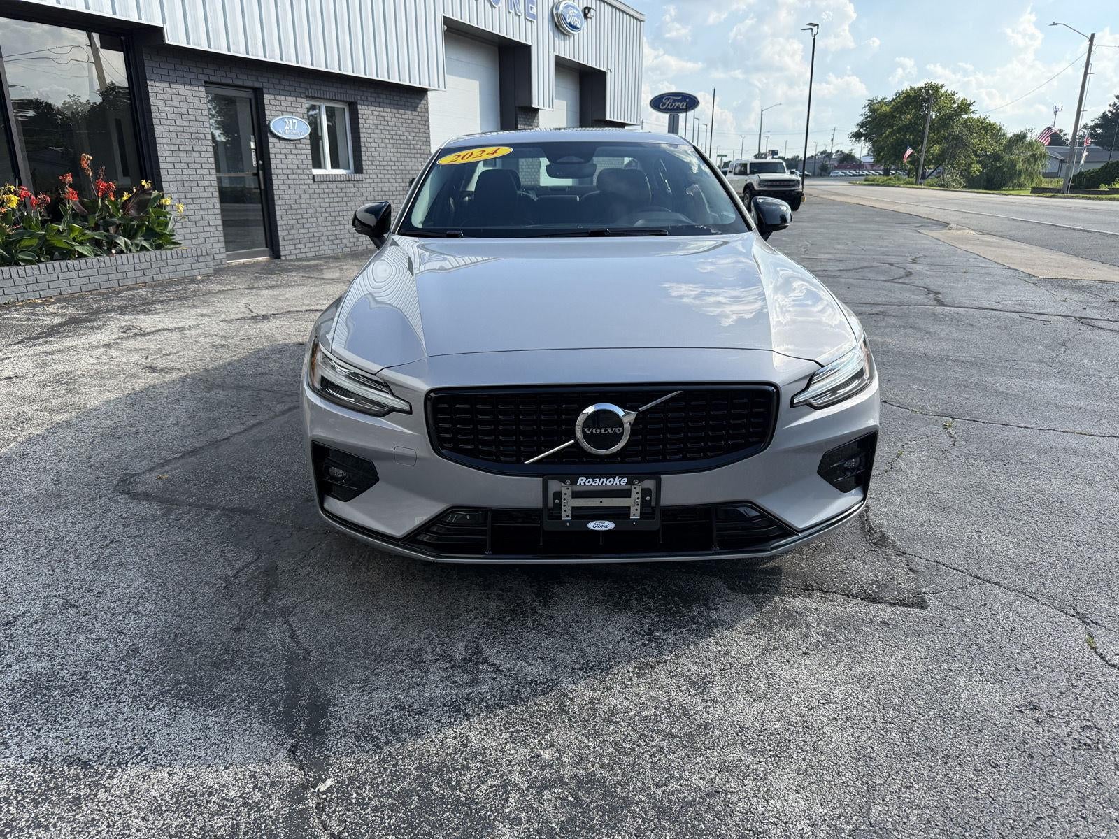 2024 Volvo S60 Core Dark Theme