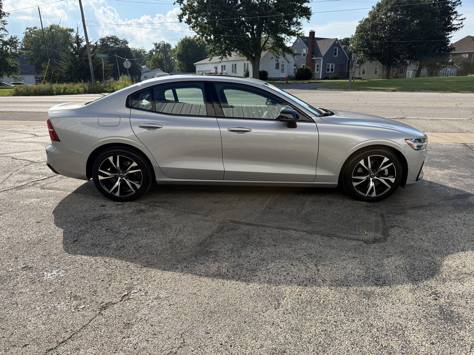 2024 Volvo S60 Core Dark Theme