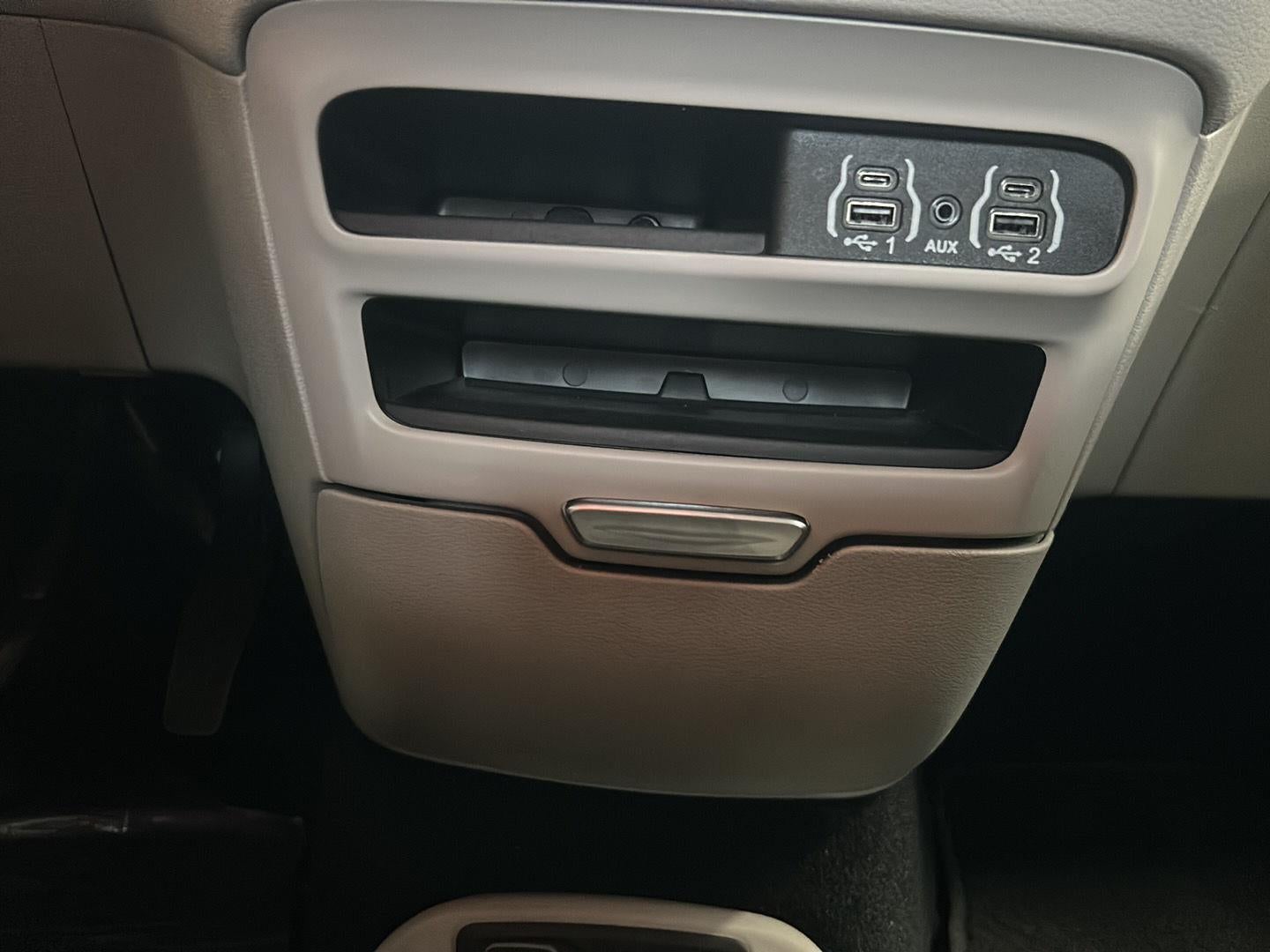 2024 Chrysler Voyager LX