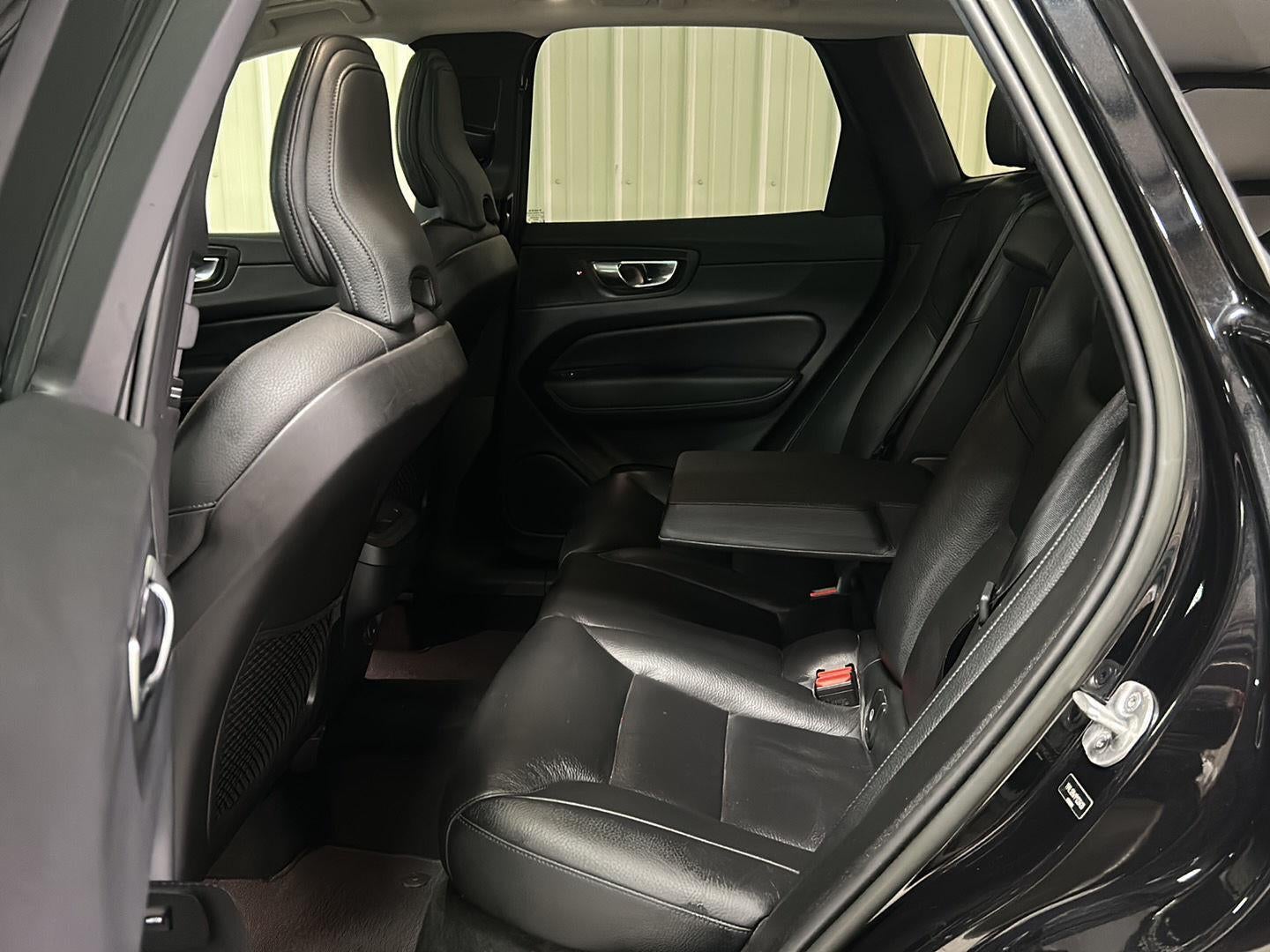 2023 Volvo XC60 Plus Dark Theme