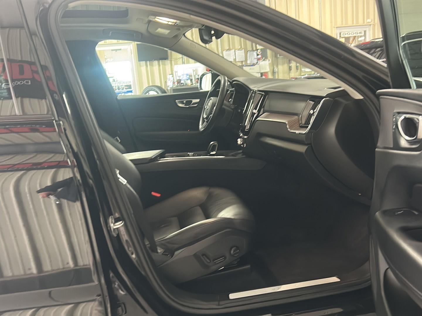2023 Volvo XC60 Plus Dark Theme