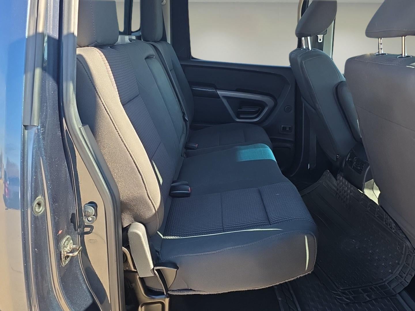 2015 Nissan Titan SV