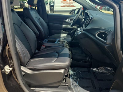 2024 Chrysler PACIFICA TOURING L FWD